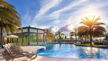 Kolam renang indoor dan kolam renang outdoor, dengan payung kolam renang