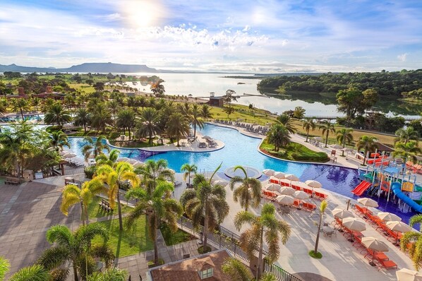 Piscina interna, piscina externa, guarda-sóis, espreguiçadeiras