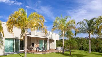 Literie hypoallergénique, minibar, coffres-forts dans les chambres