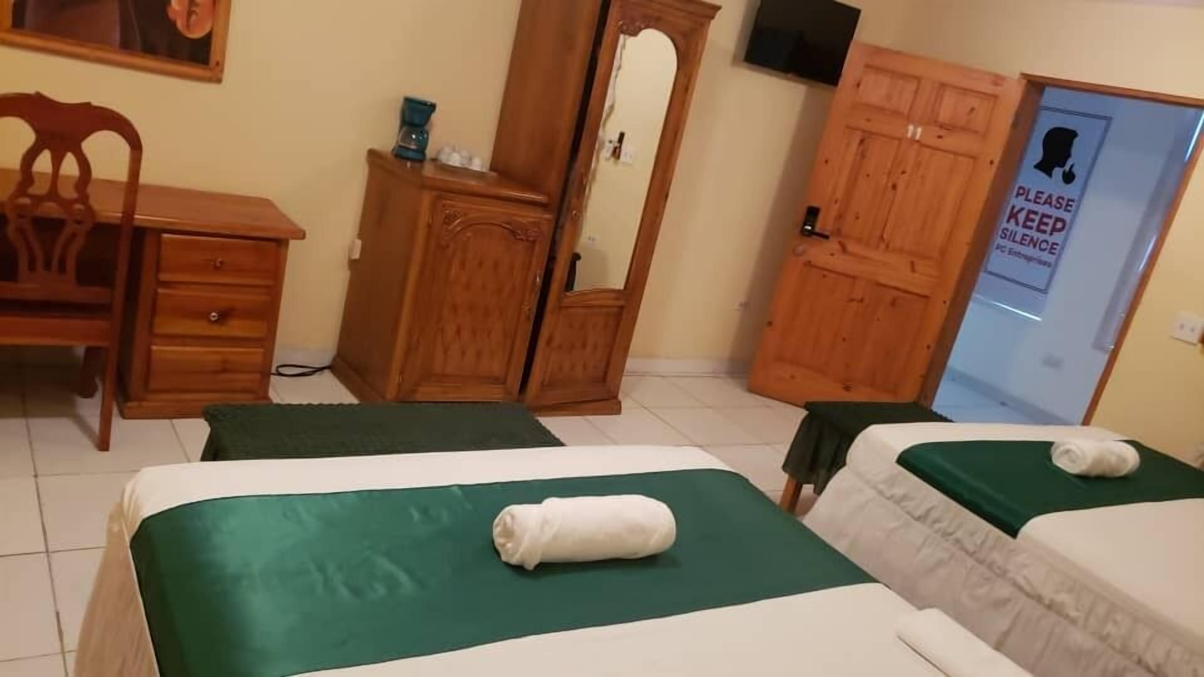 Ylelliset vuodevaatteet, untuvapeitot, työpöytä, ilmainen Wi-Fi