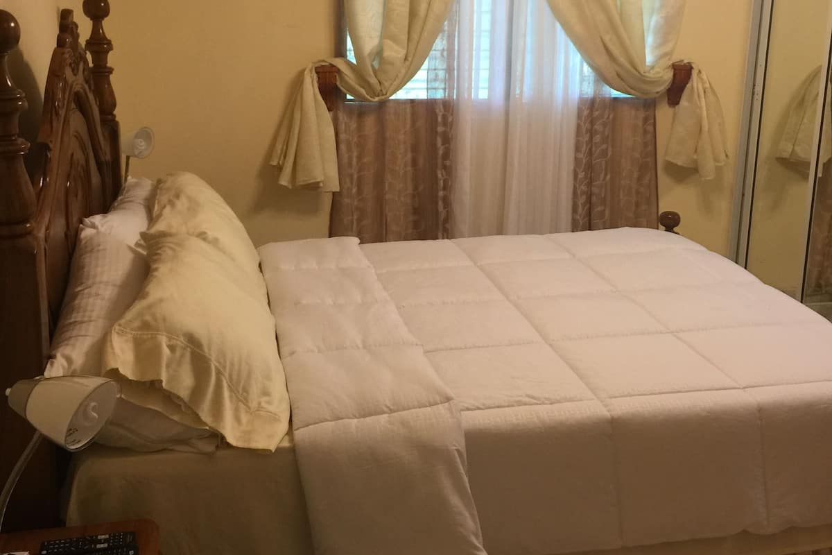 Hochwertige Bettwaren, Daunenbettdecken, Schreibtisch, kostenloses WLAN