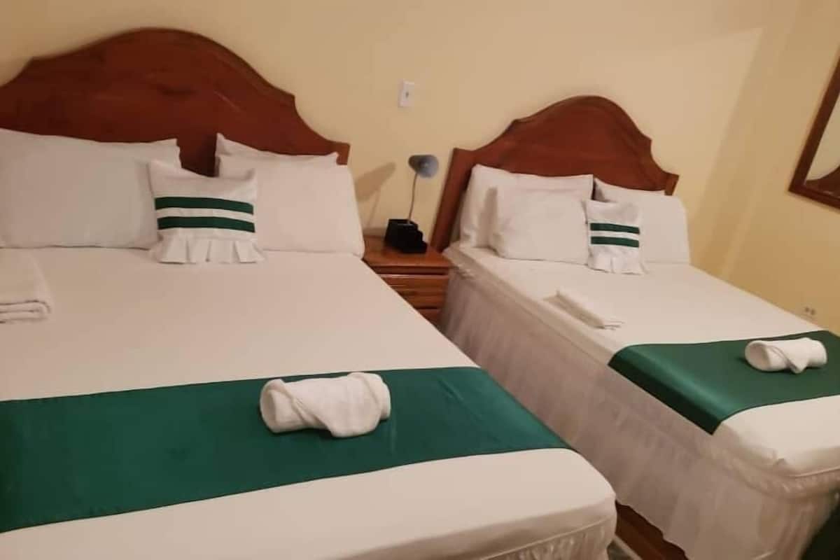 Hochwertige Bettwaren, Daunenbettdecken, Schreibtisch, kostenloses WLAN