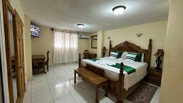 Estudi en suite presidencial, no fumadors | Roba de llit d'alta qualitat, cobrellits, escriptori i wifi gratuïta