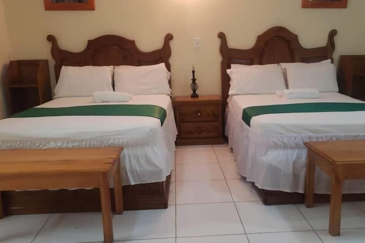 Hochwertige Bettwaren, Daunenbettdecken, Schreibtisch, kostenloses WLAN