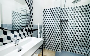 Habitació doble superior | Roba de llit d'alta qualitat i caixa forta a l'habitació 