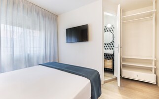 Habitación doble superior | Ropa de cama de alta calidad, caja fuerte, decoración individual