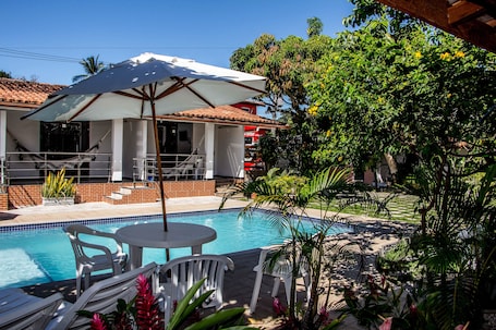 Una piscina al aire libre