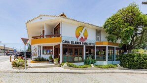 A two-story building with a sign reading "Casa Blanca Park Hotel". - Casa Blanca Park (Porto Seguro)