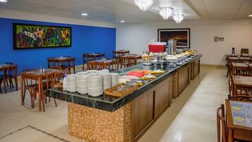 Café da manhã com buffet grátis todos os dias