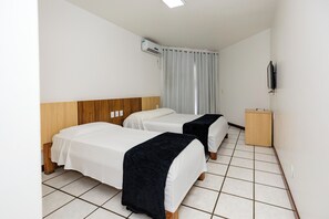 Quarto triplo standard | Frigobar, escrivaninha, cortinas blackout, Wi-Fi de cortesia