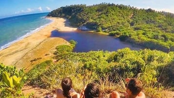 Una playa cerca, toallas de playa