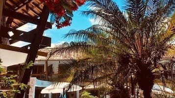 Piscina externa, funciona das 8h às 21h, guarda-sóis, espreguiçadeiras