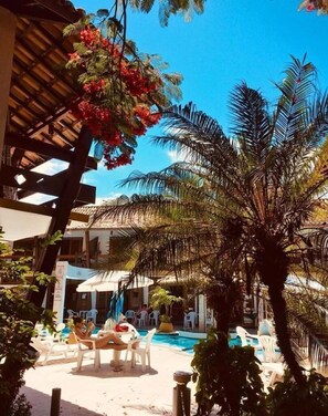 Piscina externa, funciona das 8h às 21h, guarda-sóis, espreguiçadeiras