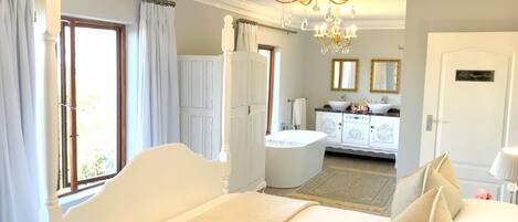 スーペリア ルーム 1 ベッドルーム | 高級寝具、ミニバー、デスク、アイロン / アイロン台