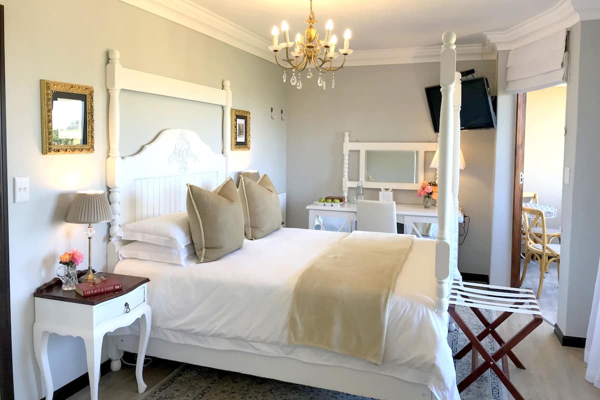 Ropa de cama de alta calidad, minibar y escritorio