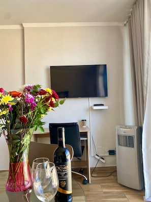 Appartement | Aire de séjour | Téléviseur connecté de 35 po avec télévision numérique, Netflix