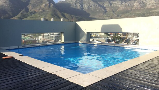 A rooftop pool with a view of mountains and a cityscape. - Urban Oasis at Perspectives (Cape Town)