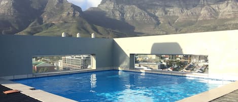 Una piscina al aire libre