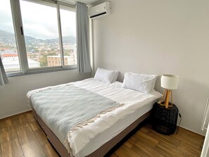 Executive Apartment | Hypo-allergenic bedding, individually decorated, individually furnished - Urban Oasis at Perspectives (Cape Town)