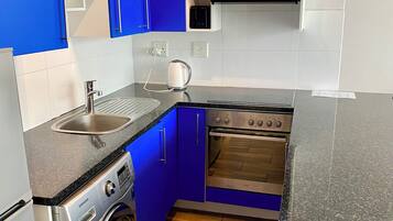 Executive Apartment | Bathroom | Free toiletries, towels