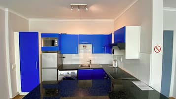 Executive Apartment | Private kitchen | Fridge, microwave, stovetop, electric kettle