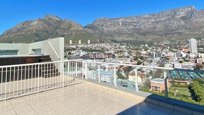 A balcony with a view of a cityscape and mountains. - Urban Oasis at Perspectives (Cape Town)