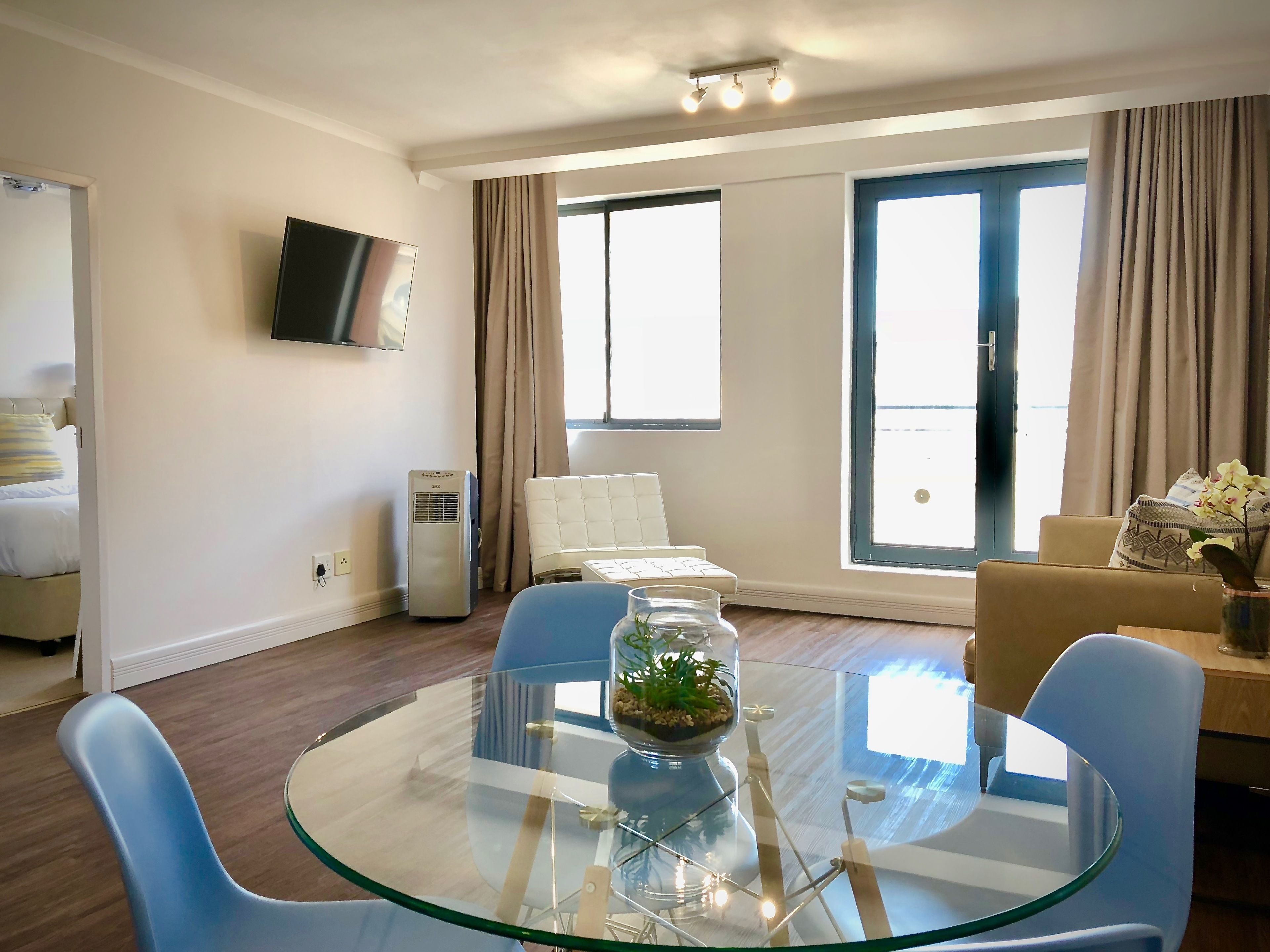 客室内のダイニングエリア