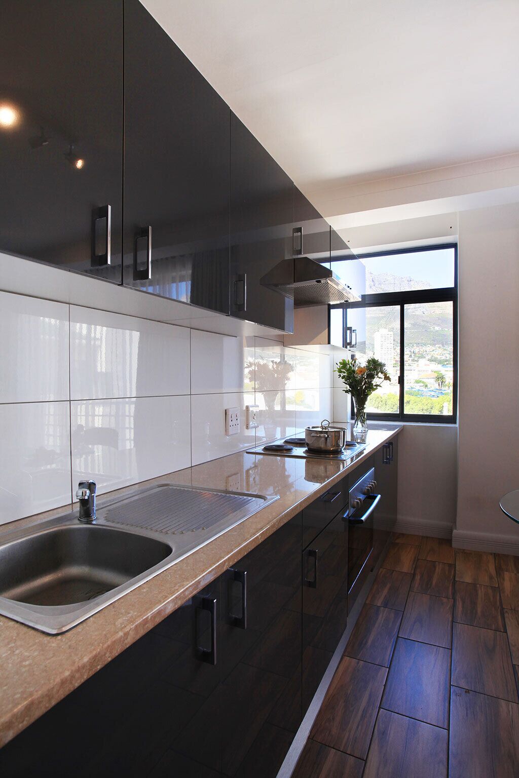 Geladeira, micro-ondas, cooktop