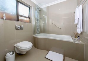 Kostenlose Toilettenartikel, Handtücher