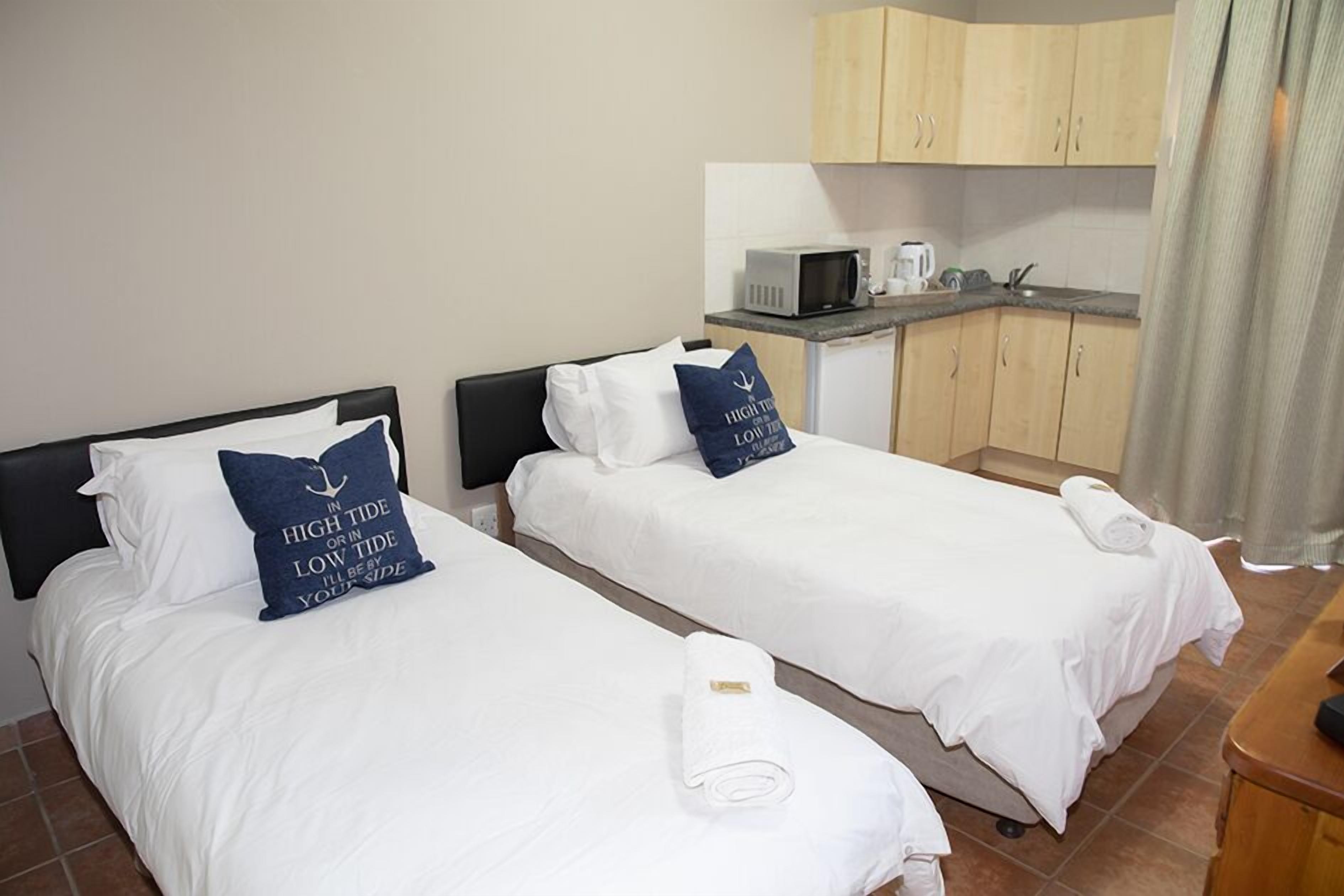 flamingo rest cottage 8 | desk, iron/ironing board, free wifi, bed sheets