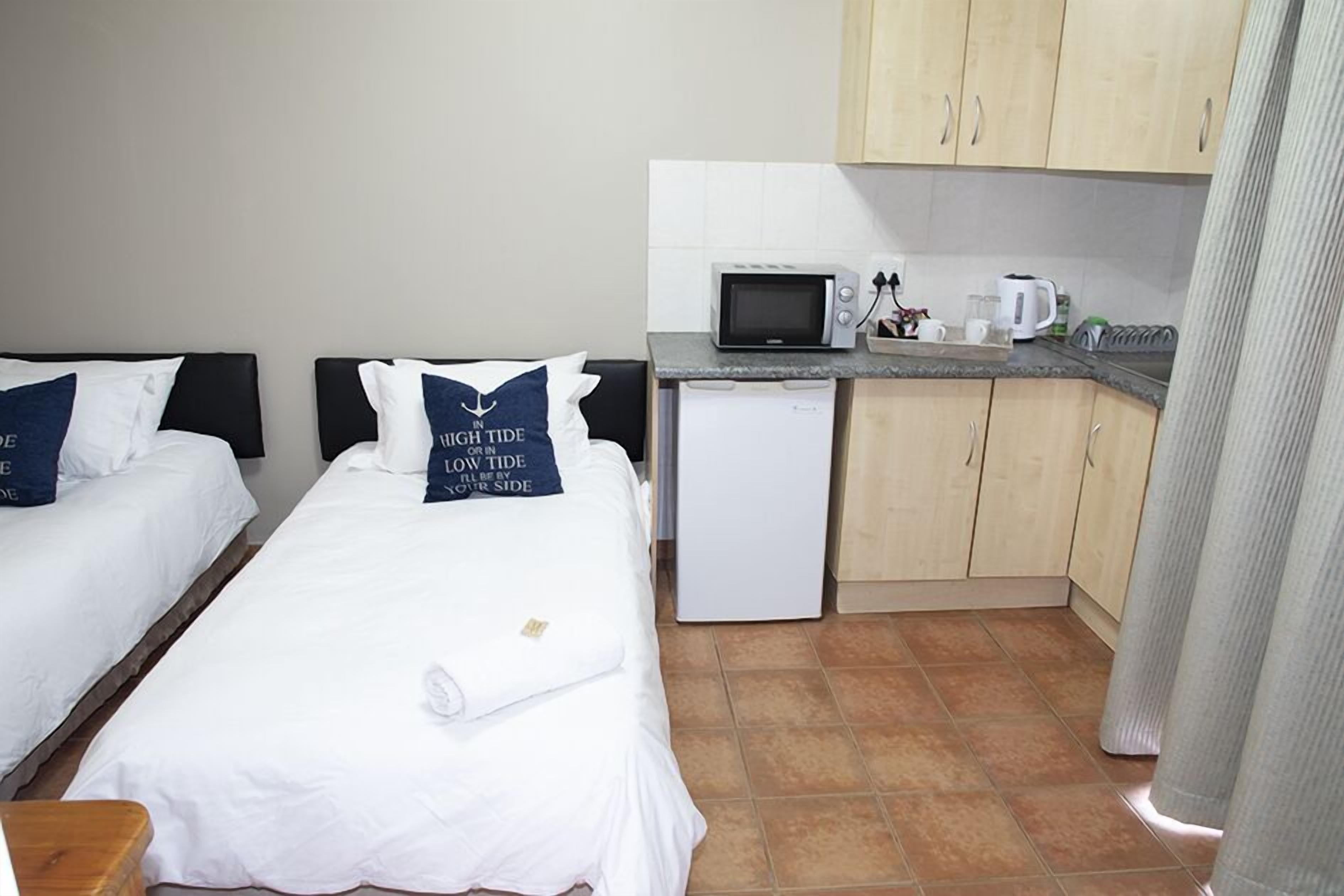 flamingo rest cottage 8 | desk, iron/ironing board, free wifi, bed sheets