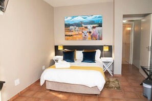 Habitación Confort, 1 cama matrimonial | Escritorio, tabla de planchar con plancha, wifi gratis y ropa de cama 