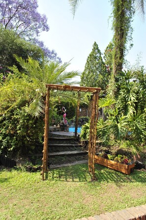 Outdoor pool, pool umbrellas, sun loungers - Flamingo Rest (Sandton)