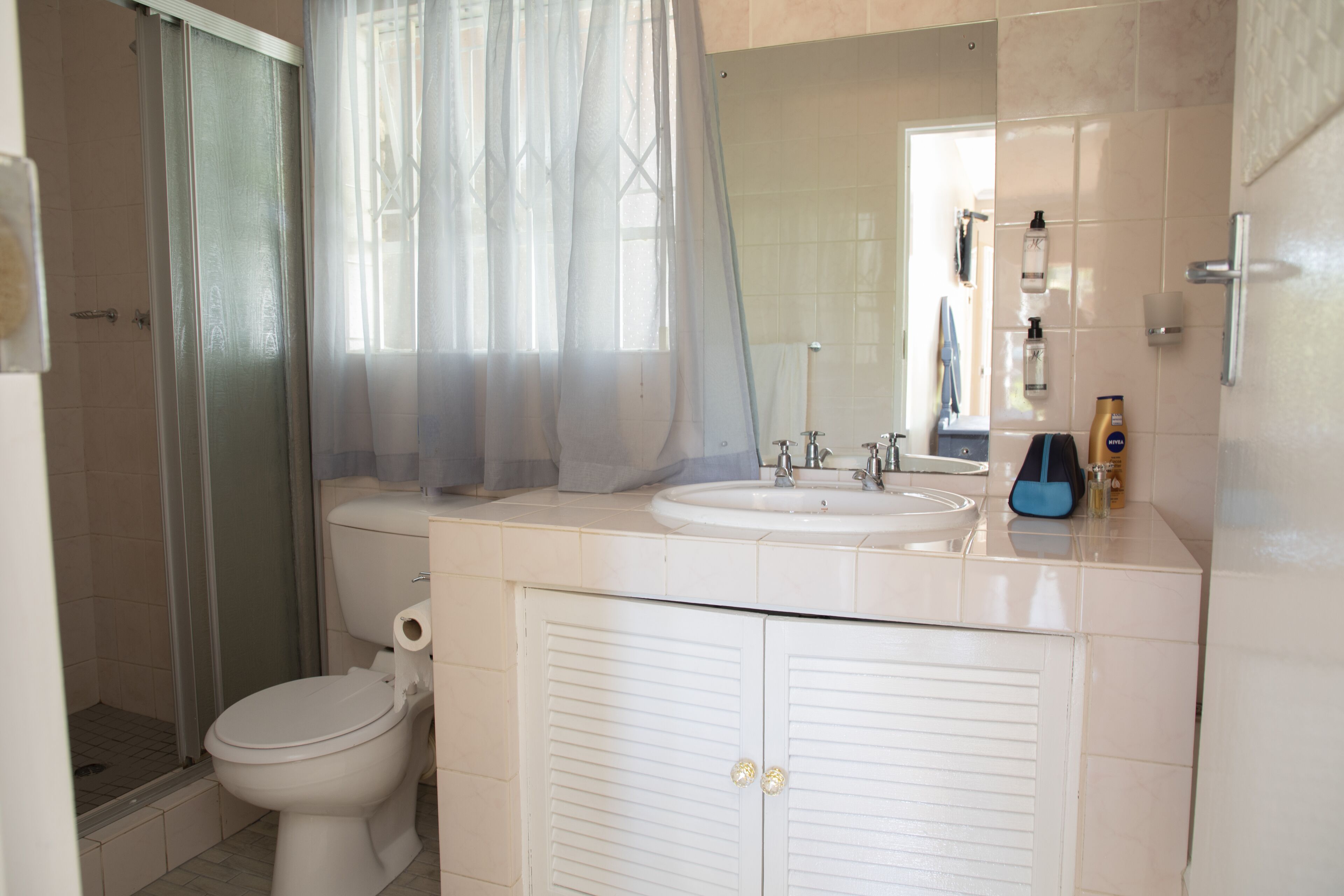 flamingo rest cottage 7 | bathroom | shower, free toiletries, hair dryer, towels