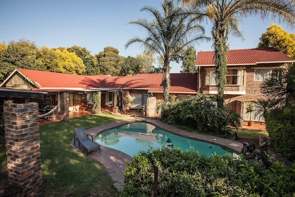 Außenpool, Sonnenschirme, Liegestühle