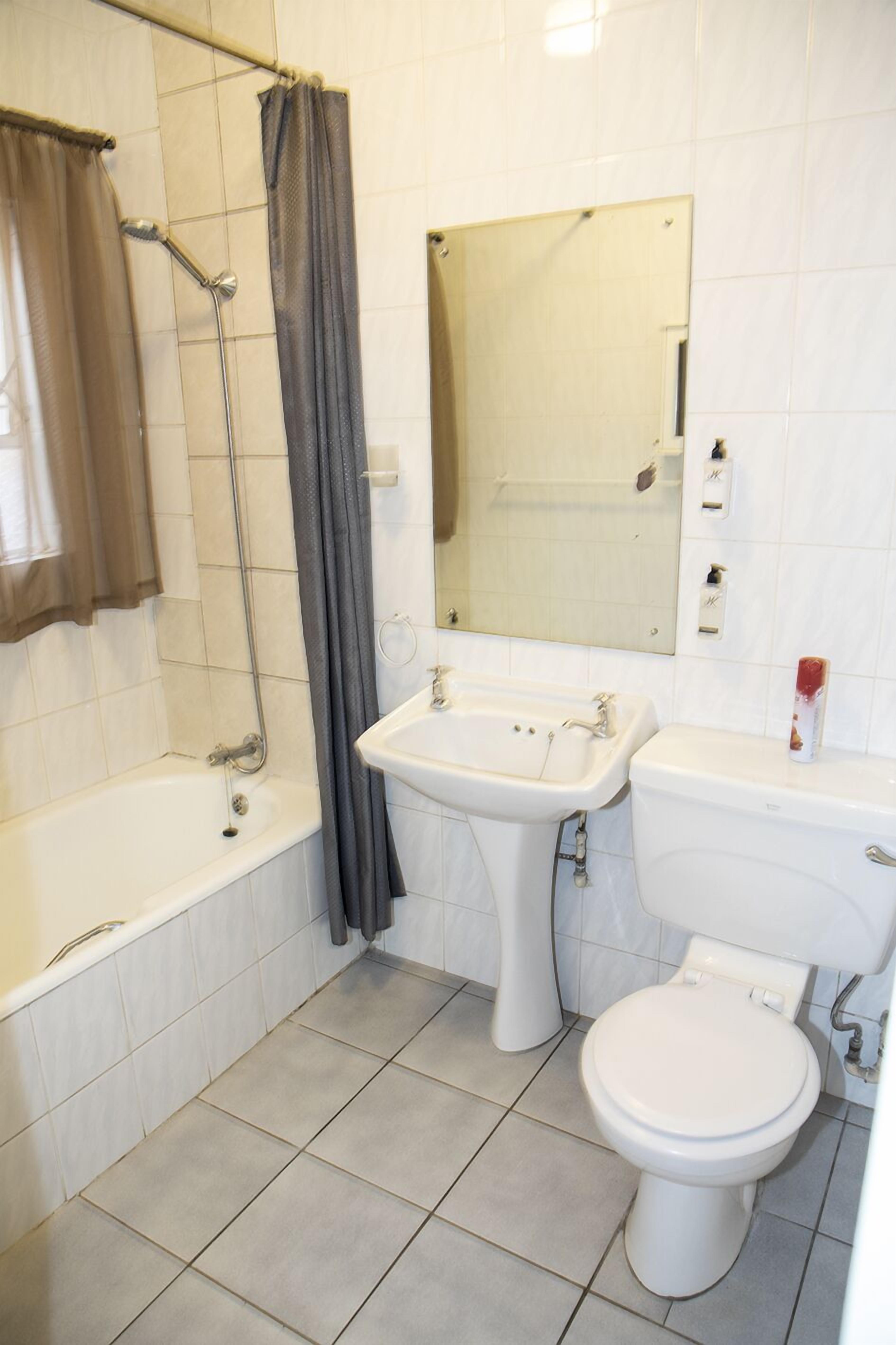 flamingo rest cottage 8 | bathroom | shower, free toiletries, hair dryer, towels