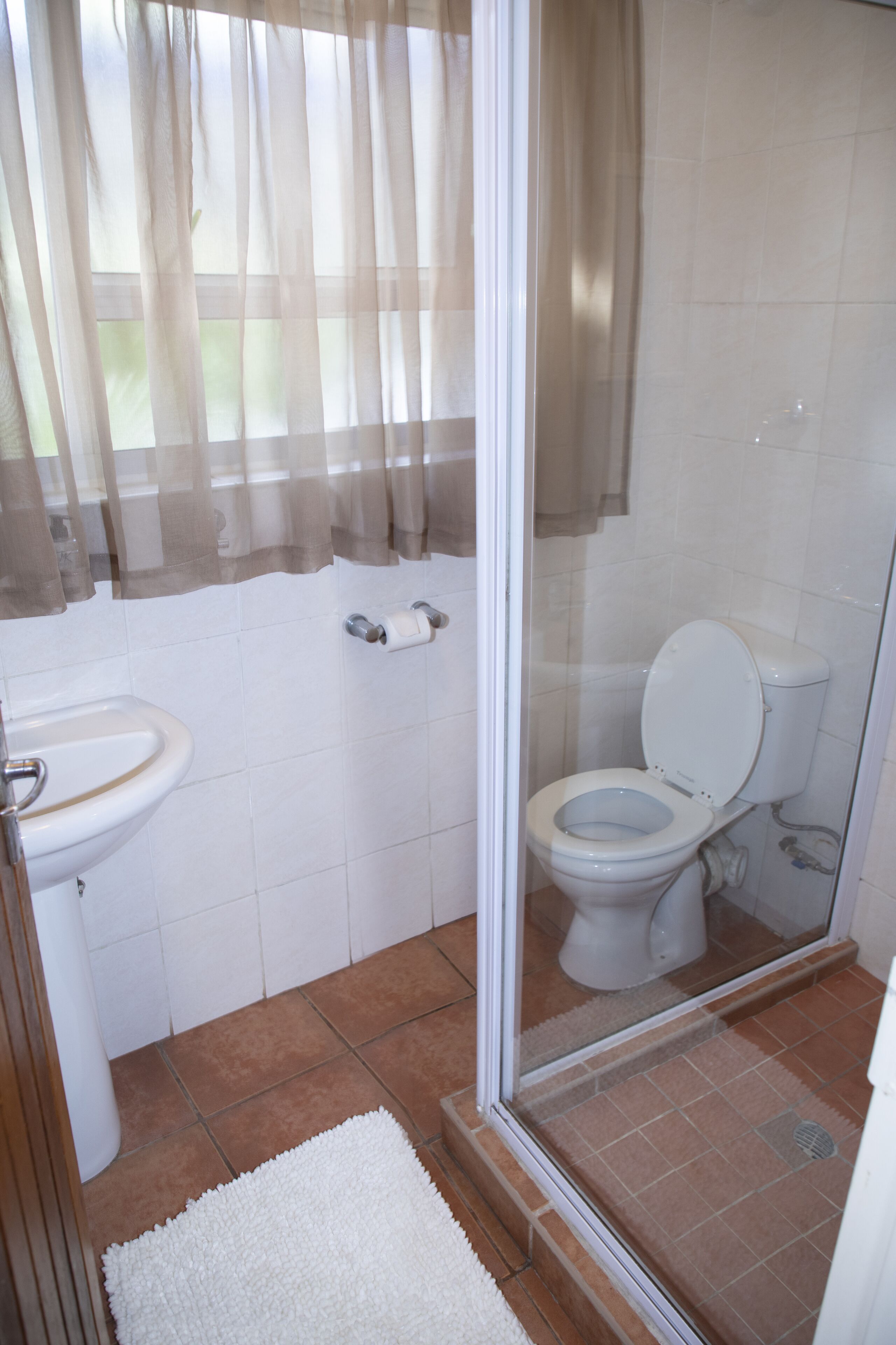 flamingo rest cottage 10 | bathroom | shower, free toiletries, hair dryer, towels