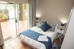 Småhus – comfort, 1 soverom, hageutsikt | Skrivebord, strykejern/-brett, wi-fi (inkludert) og sengetøy