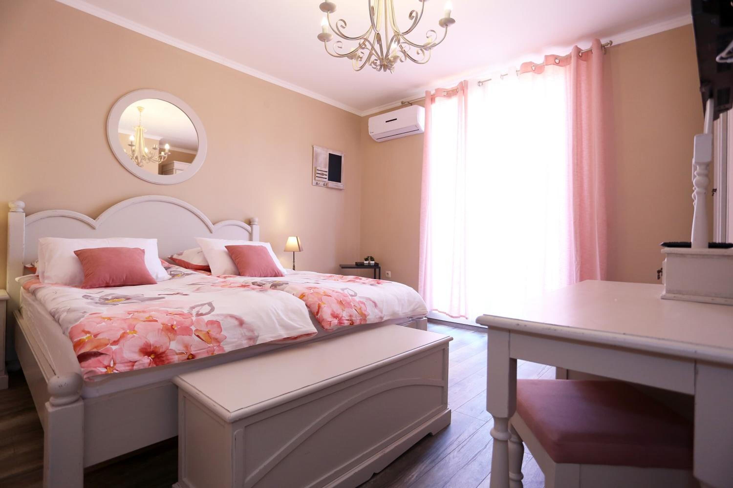 Minibar, desk, soundproofing, free WiFi
