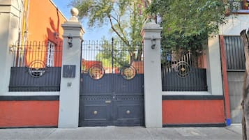 Vista frontal de la propiedad
