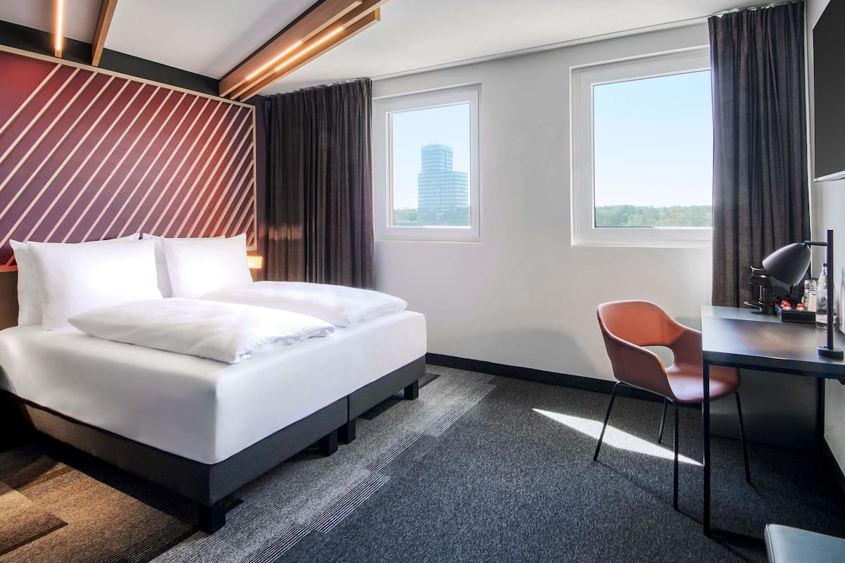 Habitación doble Premium | Escritorio, insonorización, tabla de planchar con plancha y wifi gratis