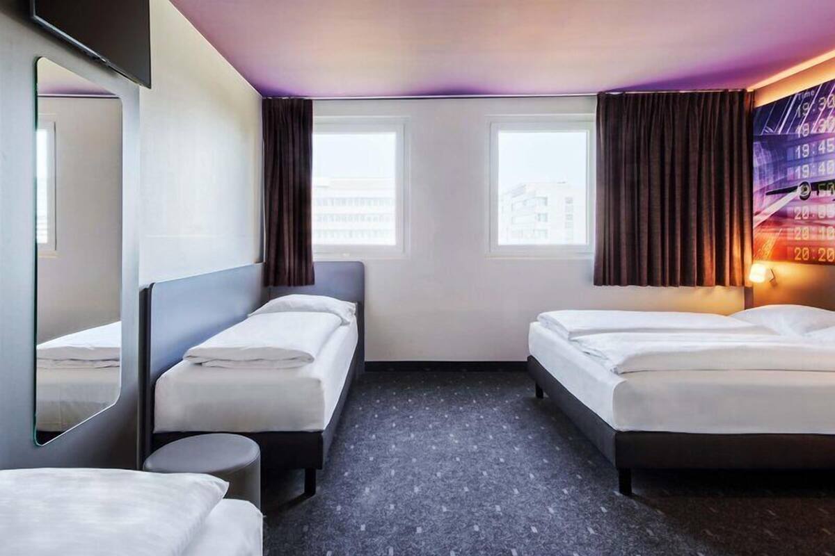 Chambre Familiale | Bureau, chambres insonorisées, fer et planche à repasser, Wi-Fi gratuit
