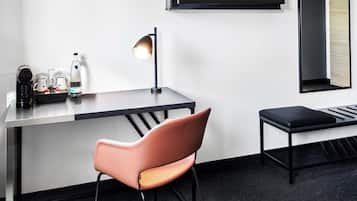 Premium Double Room | Desk, soundproofing, iron/ironing board, free WiFi