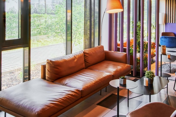 Schreibtisch, schallisolierte Zimmer, Bügeleisen/Bügelbrett