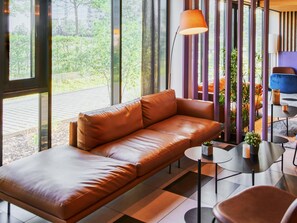 Schreibtisch, schallisolierte Zimmer, Bügeleisen/Bügelbrett