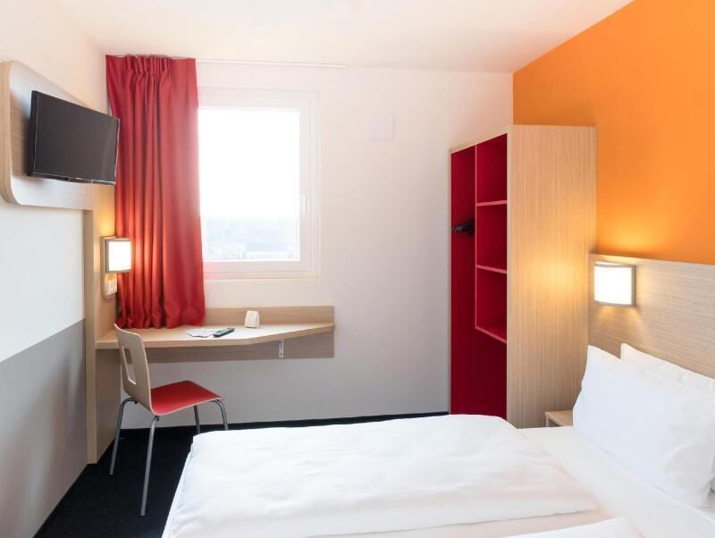 Bureau, chambres insonorisées, fer et planche à repasser, Wi-Fi gratuit