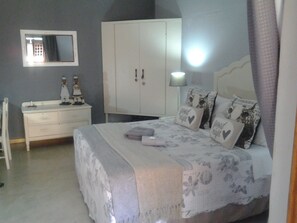 Bureau, chambres insonorisées, fer et planche à repasser, Wi-Fi gratuit