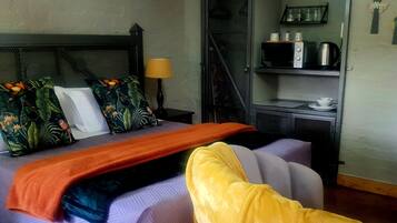 Double Room(Bath) | Desk, soundproofing, iron/ironing board, free WiFi