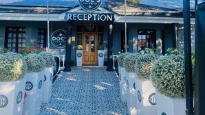 Ein Gebäude mit Empfangsbereich, Solaranlagen auf dem Dach und einem Schild für das Café Doc's Coffee & Tea.