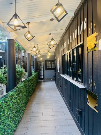 Extérieur. The Halfway House Hotel